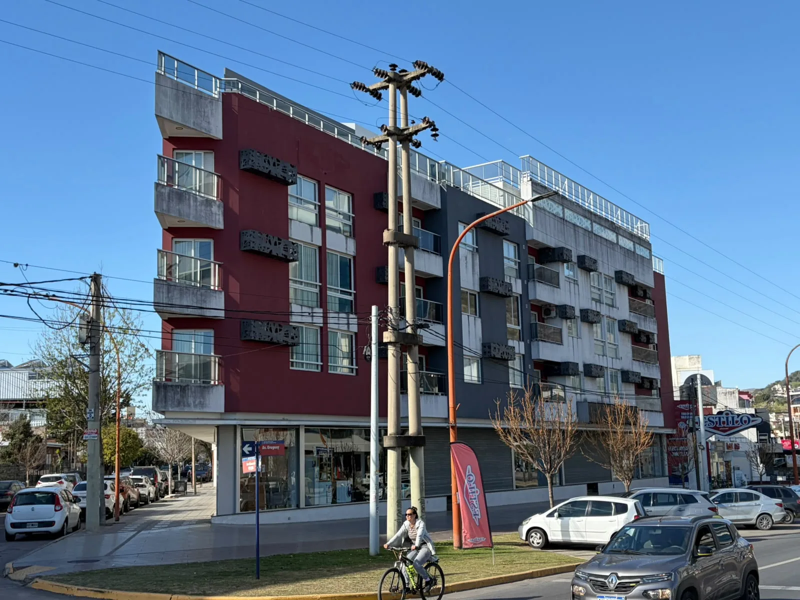 Departamento AMOBLADO sobre Av. Uruguay